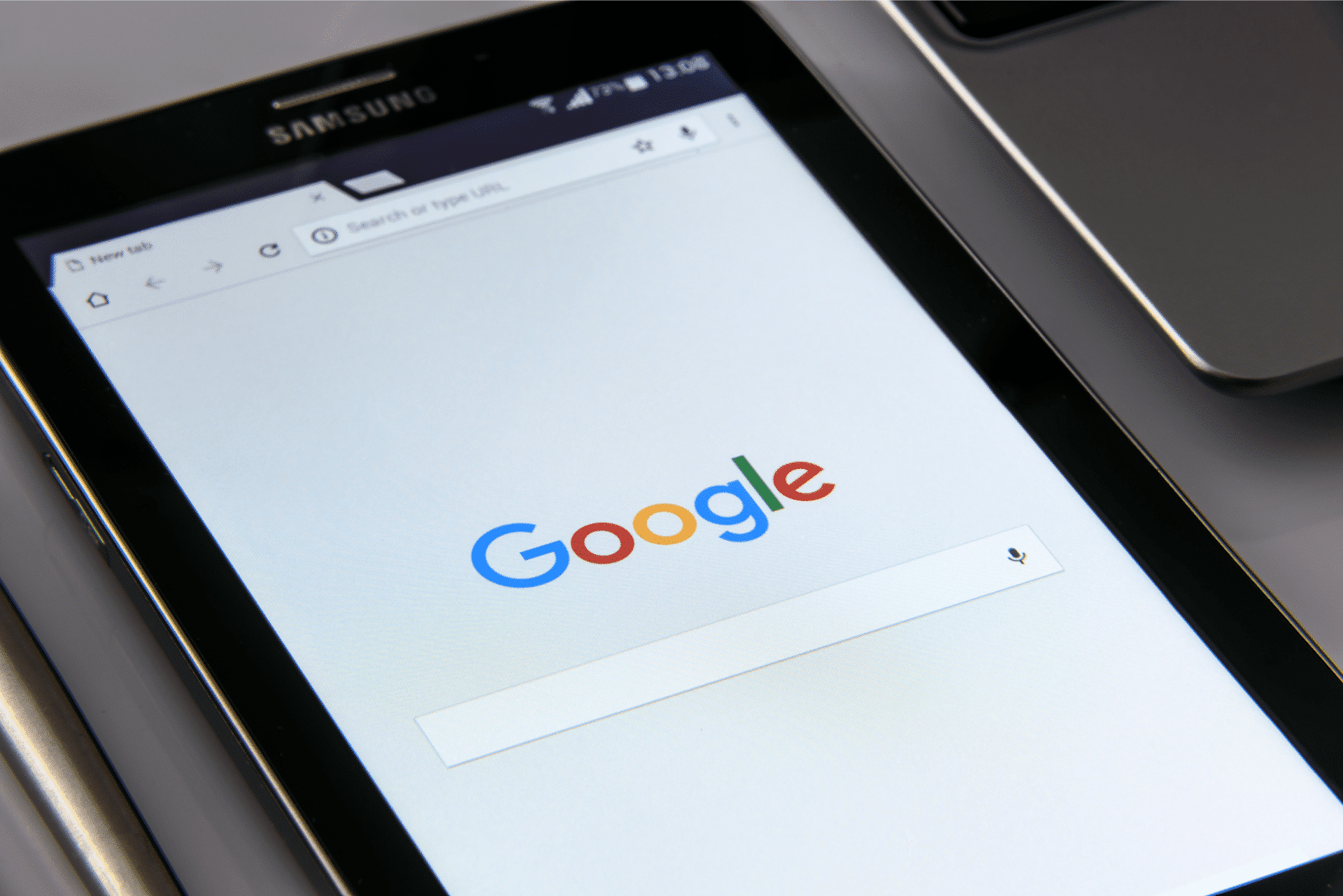 Smartphone che mostra la home page di Google