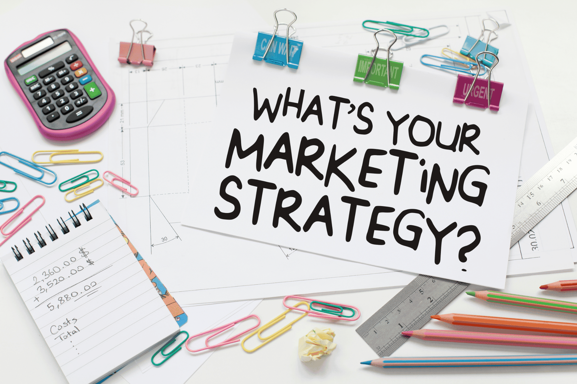 Scritta "What's your marketing strategy=" su foglio bianco