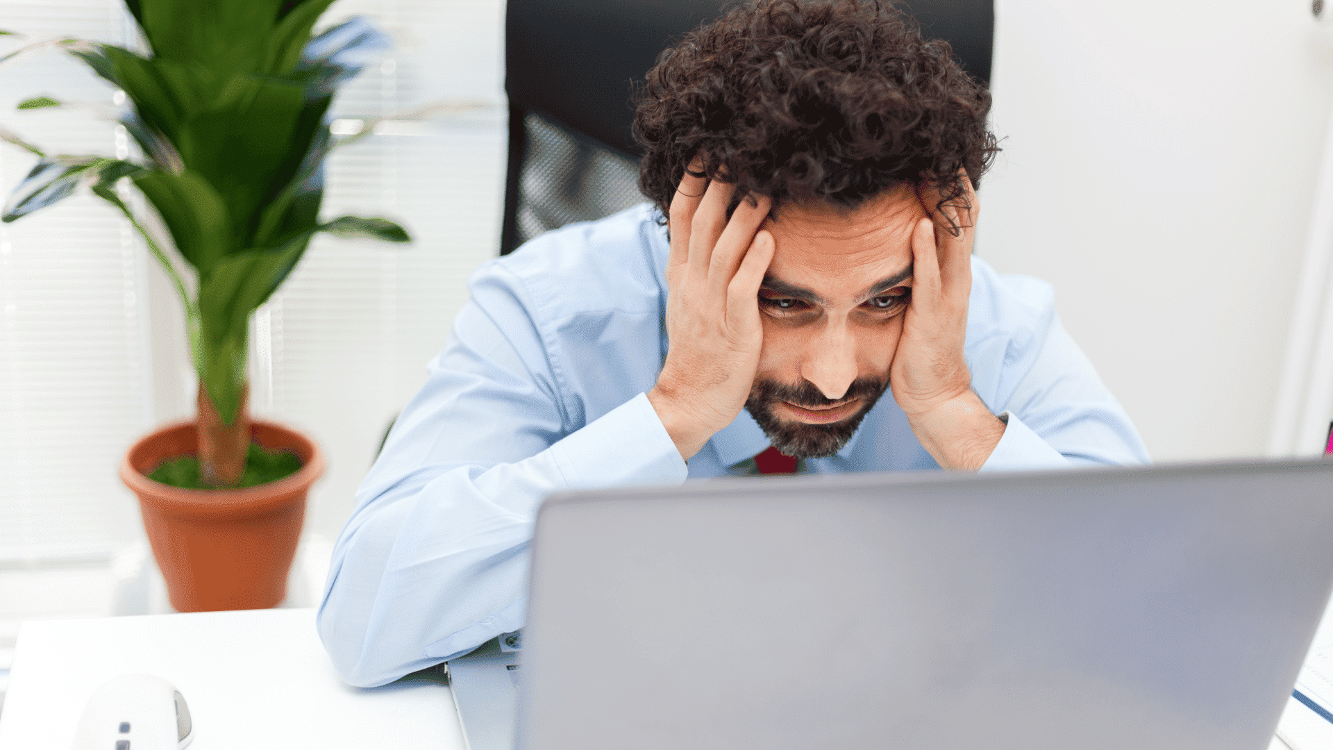 backup aziendale ripristino dati Manager si dispera davanti al computer portatile