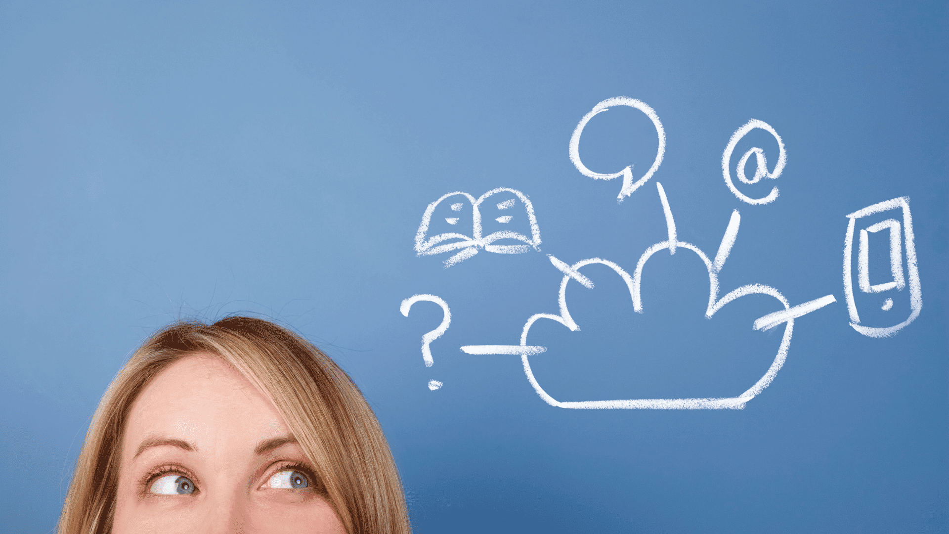 ragazza che guarda i possibili servizi del cloud computing