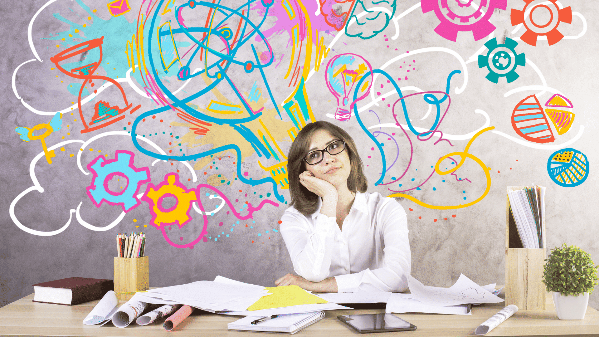 Scrittrice seduta alla scrivania che cerca idee per scrivere un articolo
