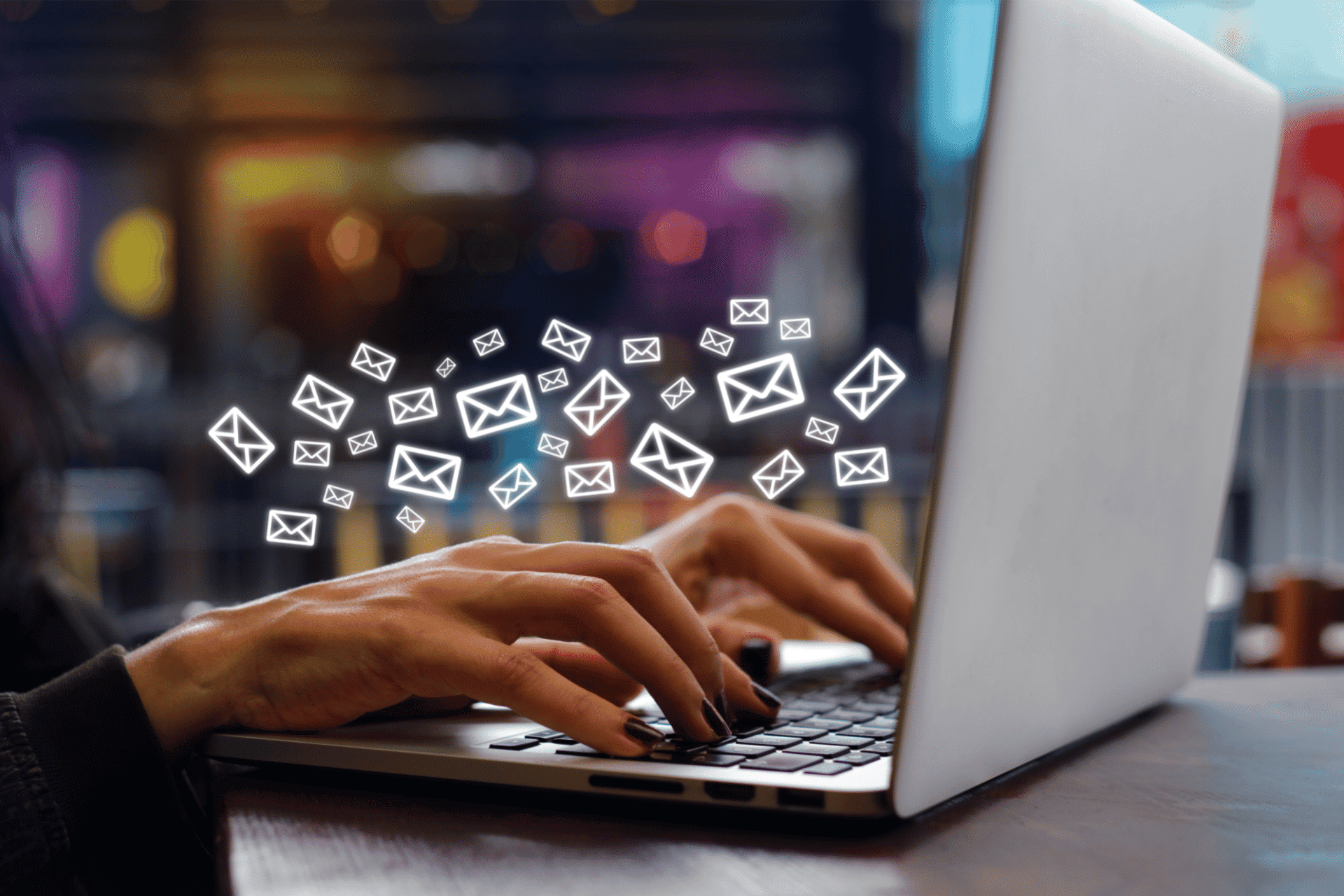 Mani sulla tastiera di un notebook che scrivono e-mail