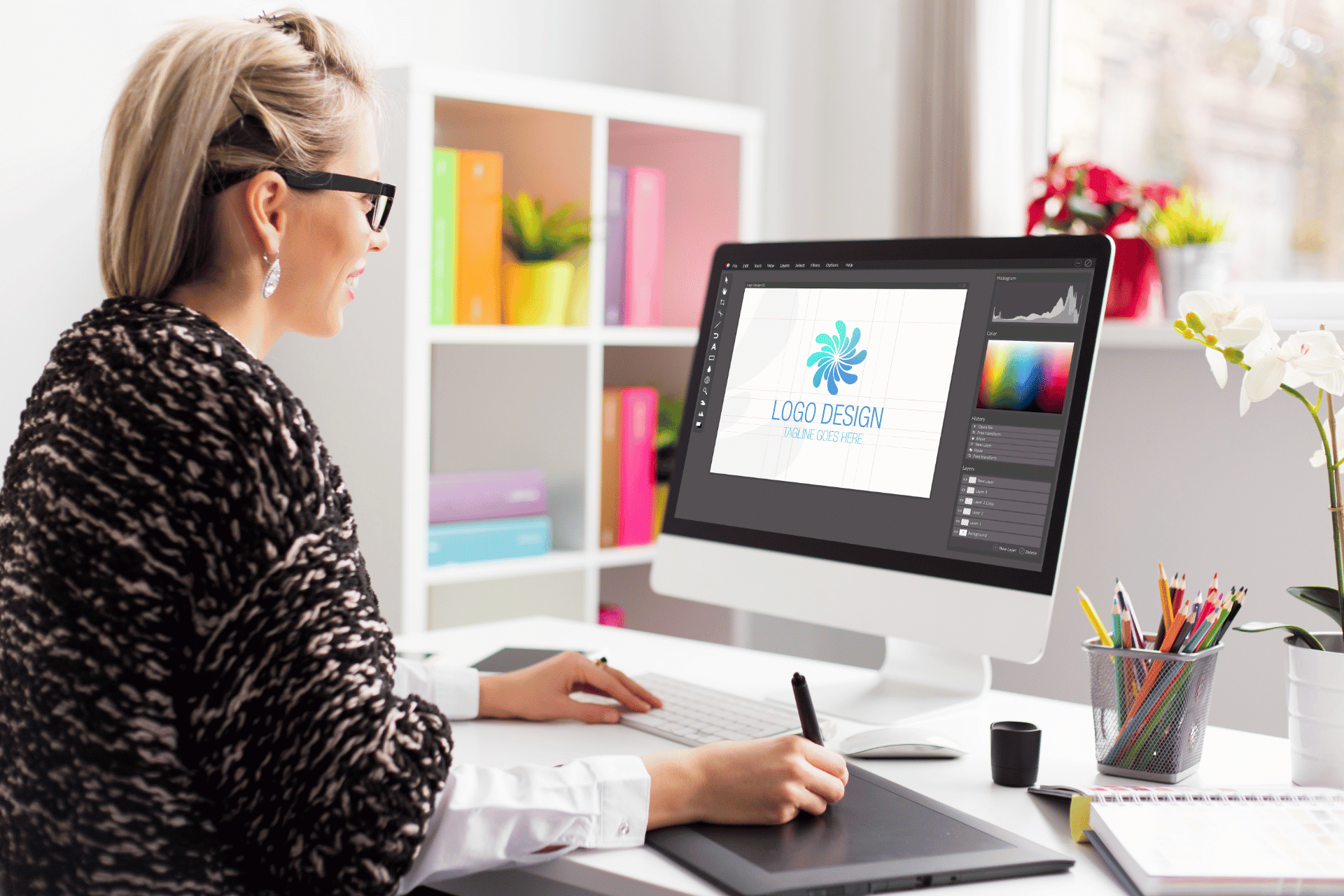 Restyling logo: designer al lavoro alla sua postazione