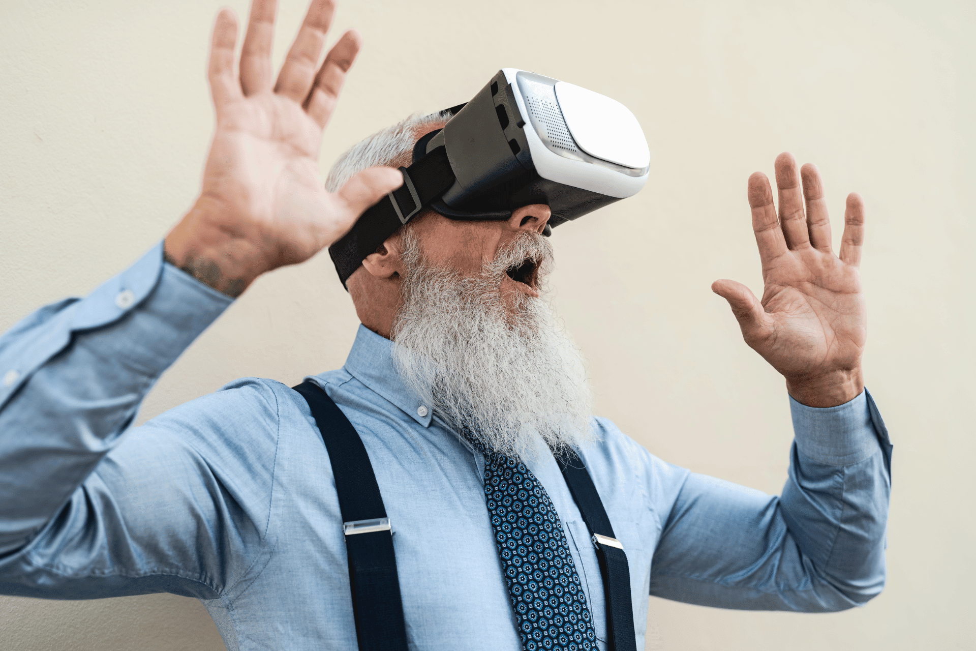Persona con visore di realtà virtuale per il metaverso