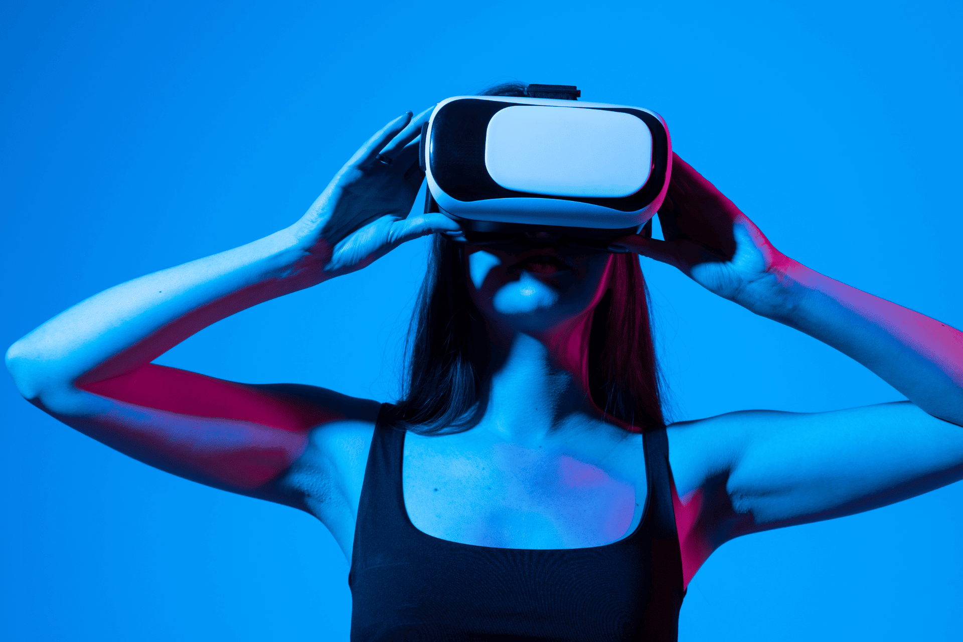Ragazza che indossa in visore di realtà virtuale per accedere al metaverso