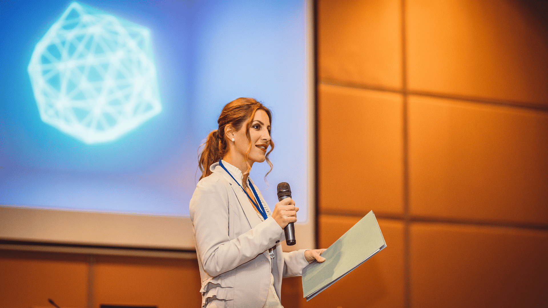 speaker di un evento con un microfono a mano