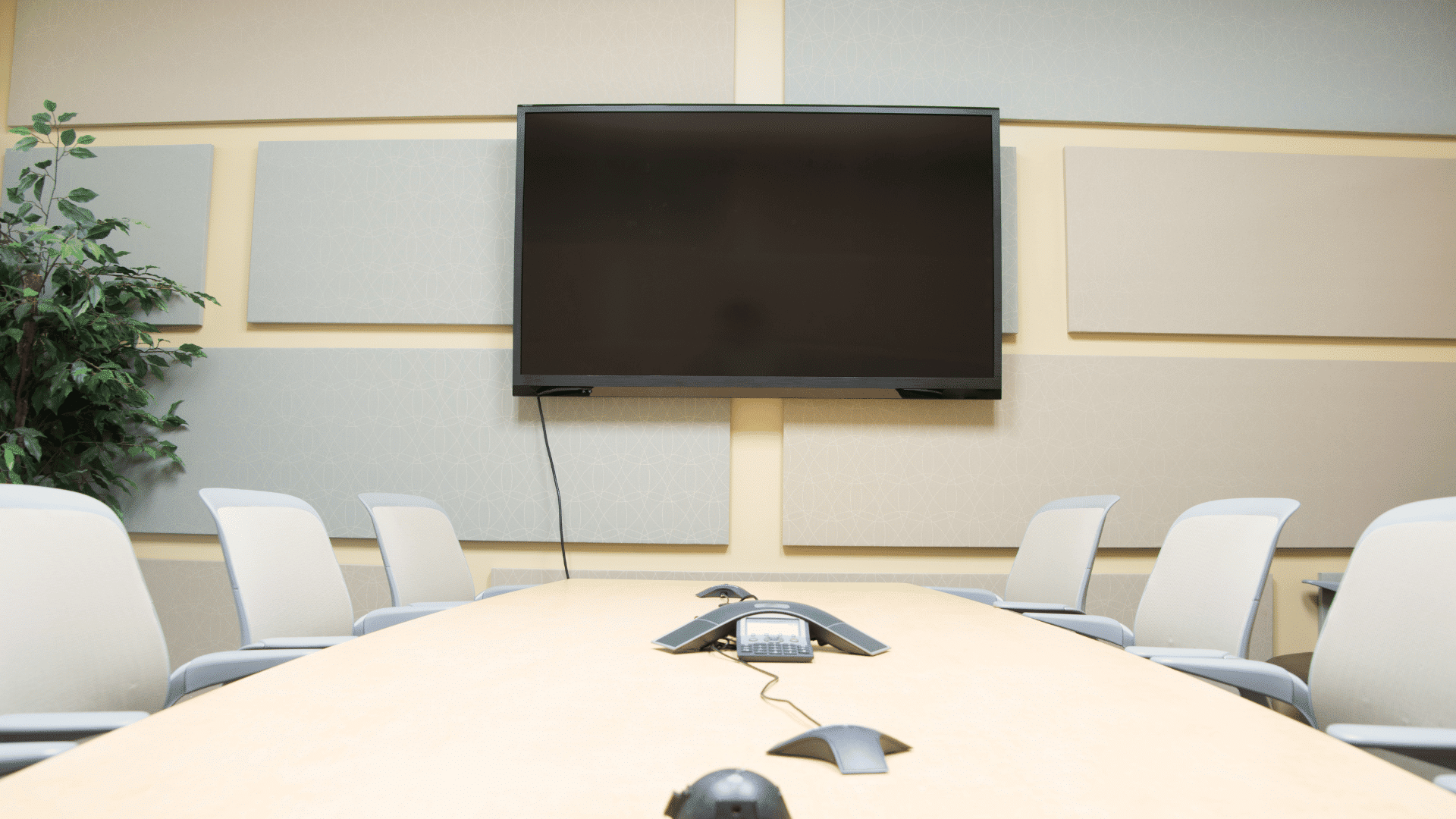 Sala per video conferenza con microfono su tavolo