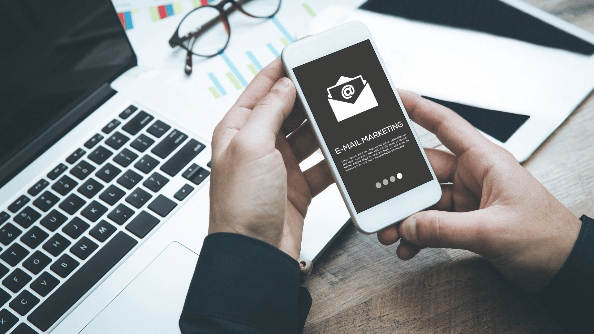 Messaggio di email marketing personalizzato su smartphone