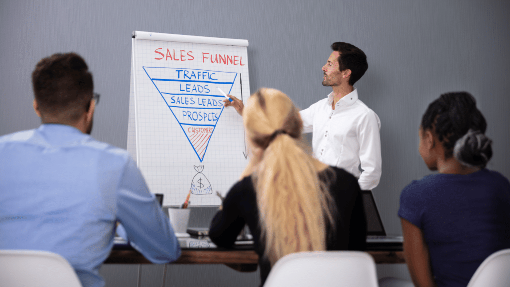 Persona che spiega il funnel di vendita