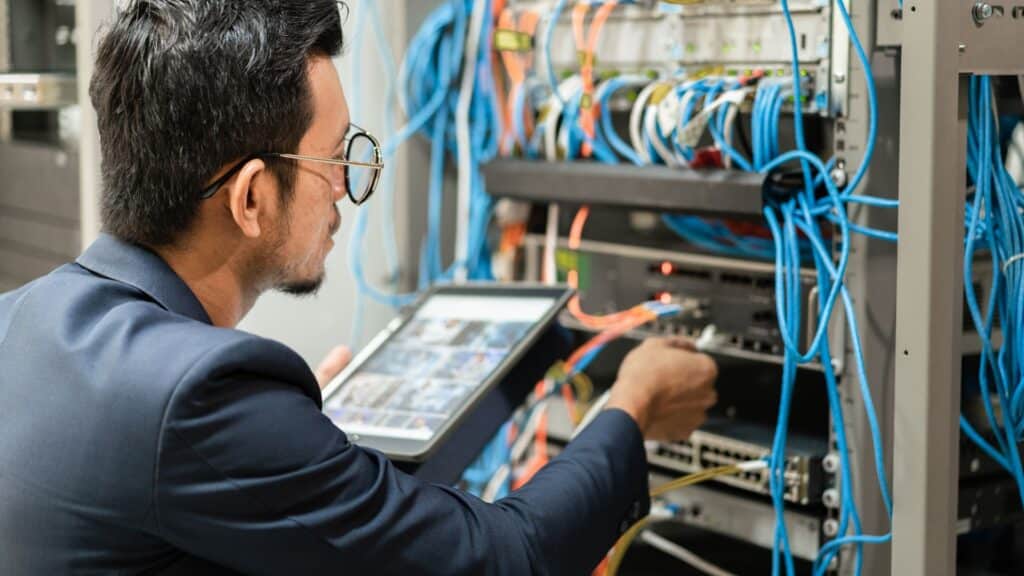 Tecnico informatico che esegue un intervento su server della rete aziendale