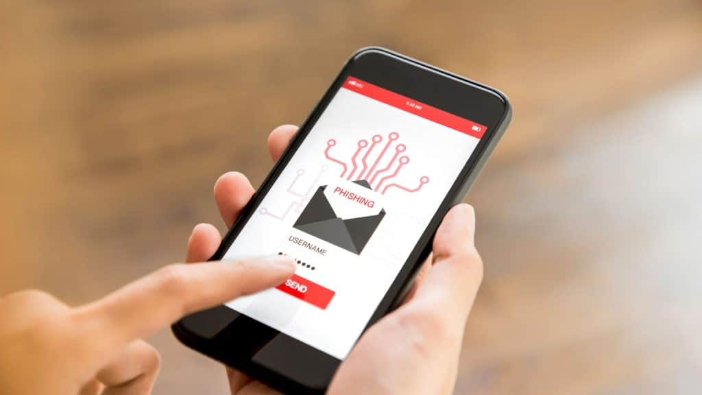 E-mail di phishing su smartphone aziendale