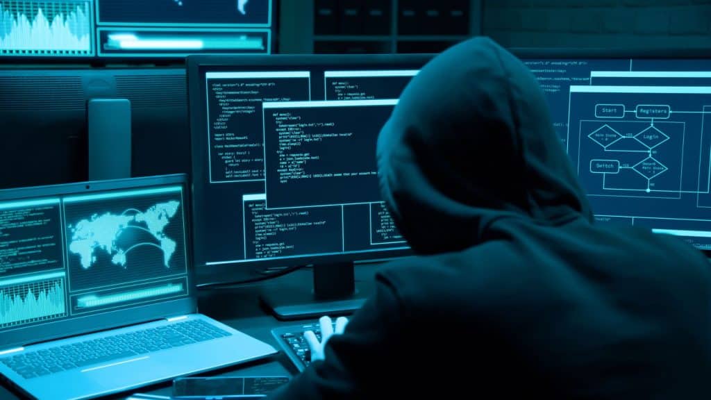 Hacker alle prese con le diverse tipologie di attacchi informatici