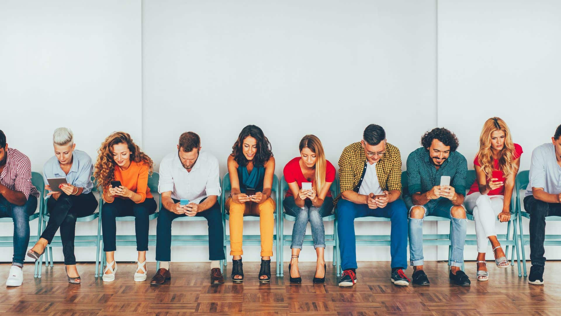 gruppo di persone che consulta i social media sugli smartphone