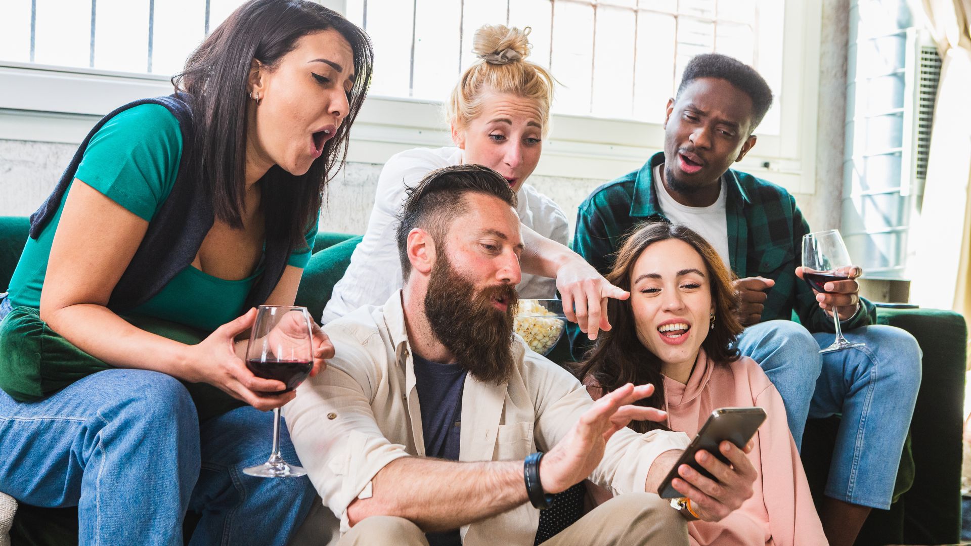 persone che utilizzano i social media sullo smartphone