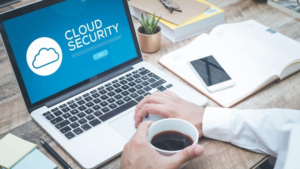 schermata di notebook con la scritta "cloud security"