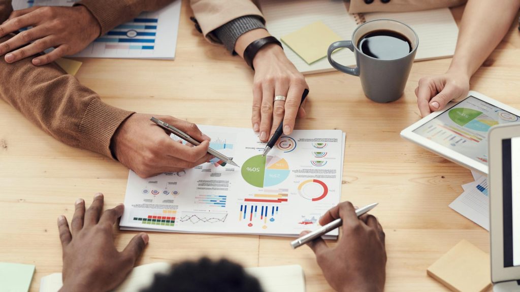 Gruppo di persone che analizzano dati delle piattaforme social