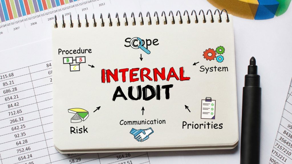 Scritta Internal Audit su blocchetto