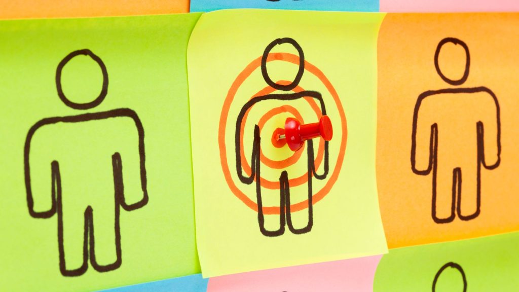 Disegno di user personas su foglietti per una strategia di social media marketing per aziende