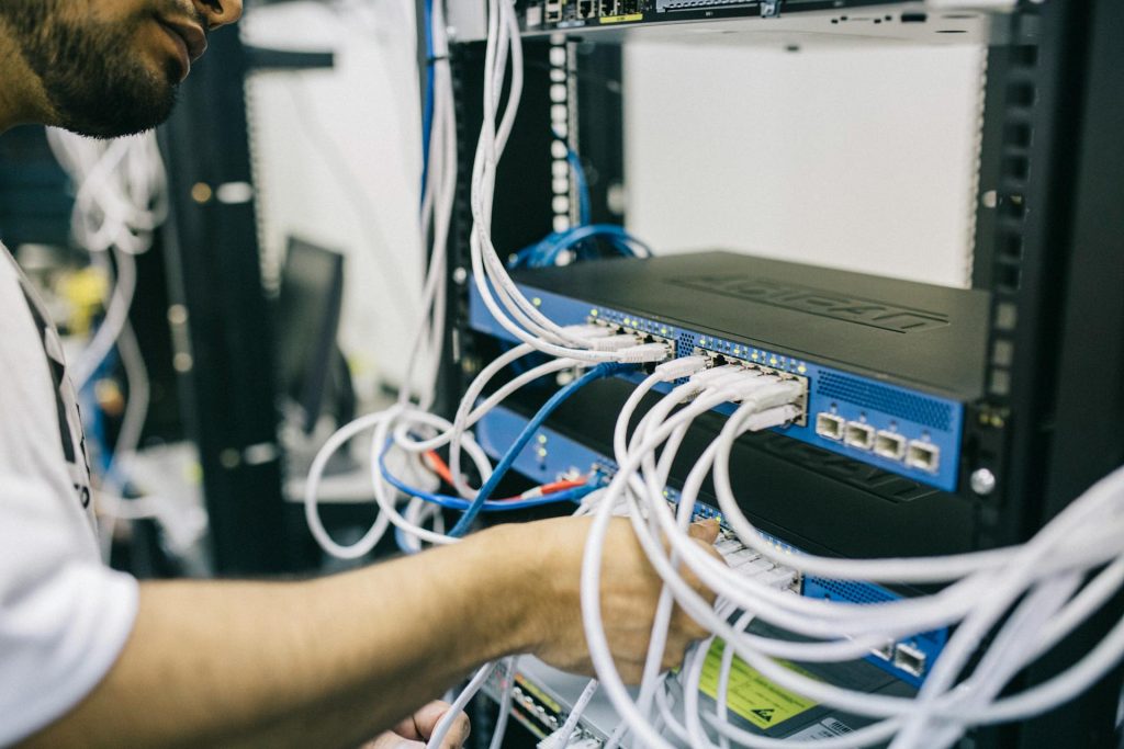 tecnico al lavoro su server aziendale