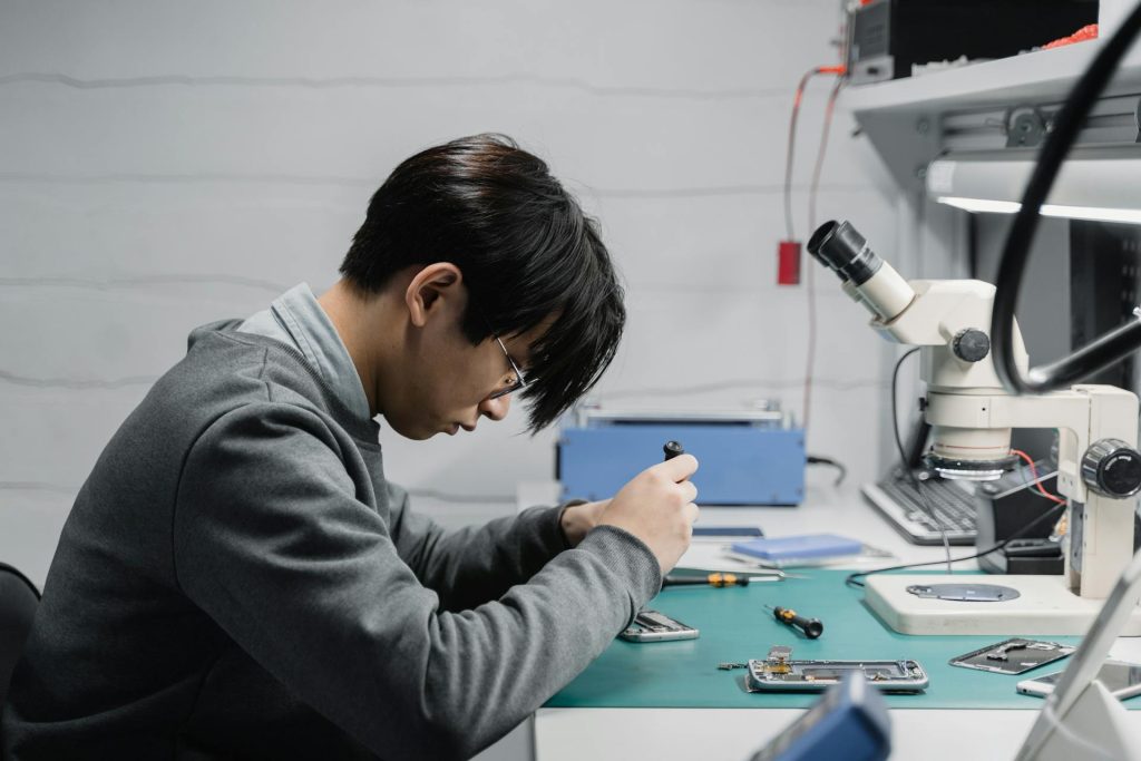 Tecnico informatico al lavoro su ripristino sistemi IT