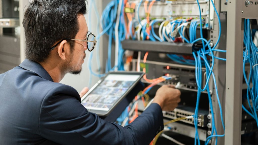 tecnico informatico che configura una rete lan aziendale