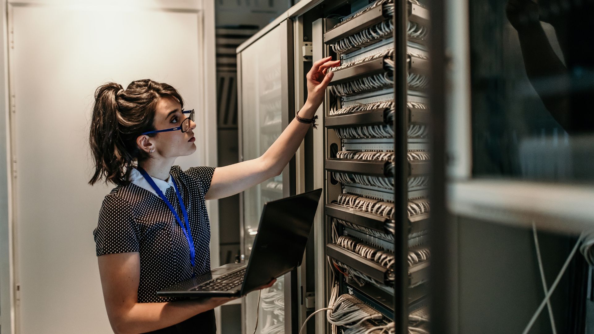 Esperto in sicurezza informatica aziendale al lavoro