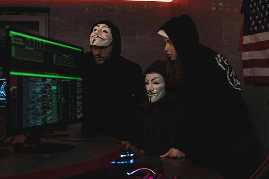 3 hacker al lavoro per compromettere la sicurezza informatica della rete aziendale
