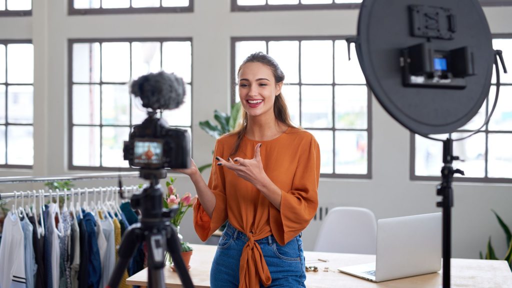 ragazza che gira un video per TikTok
