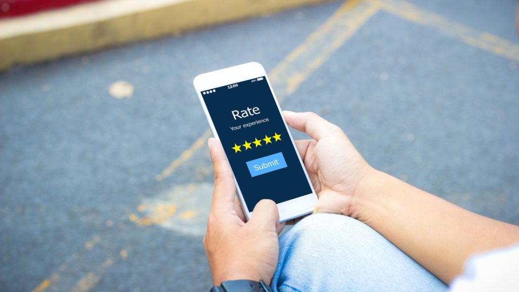 Schermata di dispositivo mobile con recensione online a 5 stelle