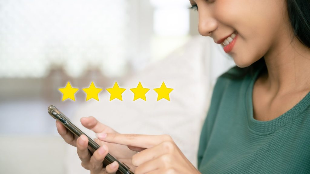 Ragazza che consulta recensioni online sul telefono