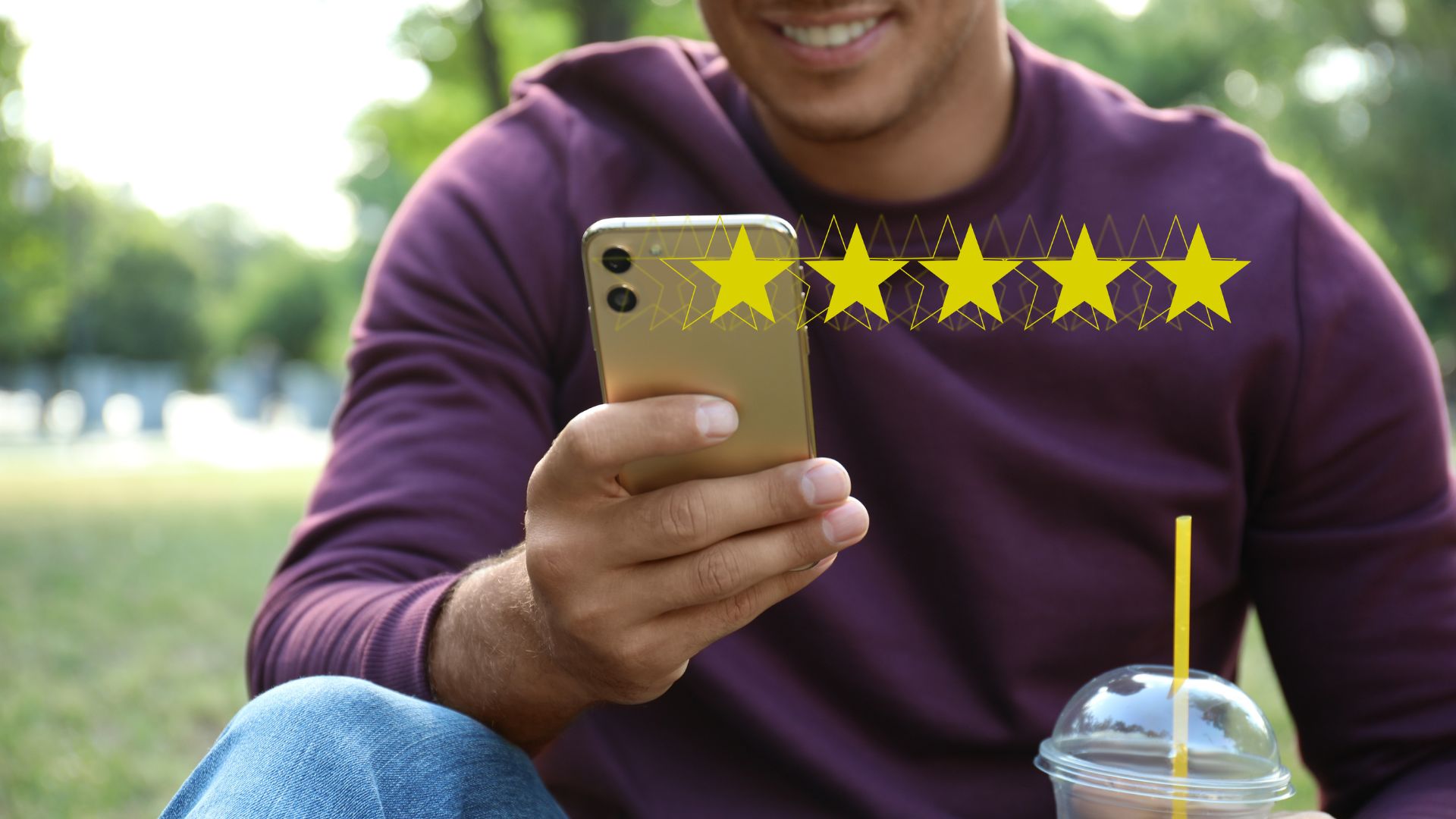 Persona che scrive una recensione online sullo smartphone
